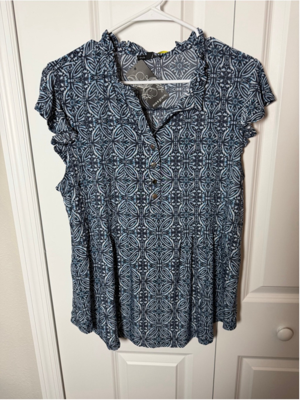 Ava & Grace Blue and White Patterned Blouse Size L NWT